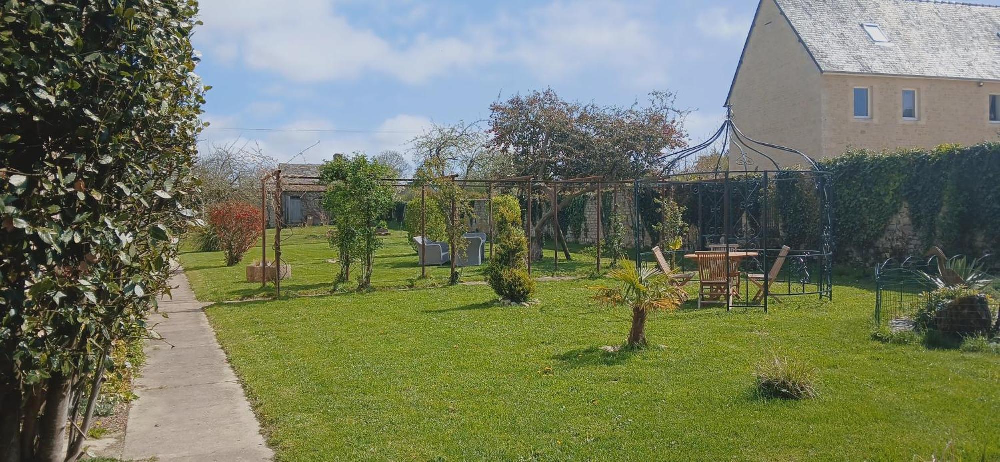 Bed and Breakfast Ferme Aux Leopards Normands Mandeville-en-Bessin Exterior foto